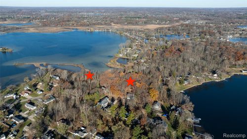 10239 Kress Rd, Pinckney, MI, 48169-8428 | Card Image