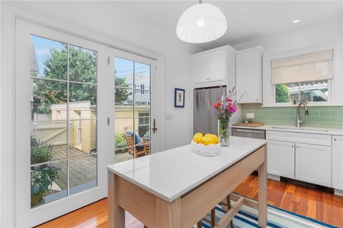 46 Corne St, Newport, RI, 02840-3136 | Card Image
