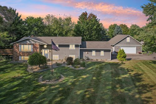 935 Ridge Pass, Hudson, WI, 54016-7504 | Card Image