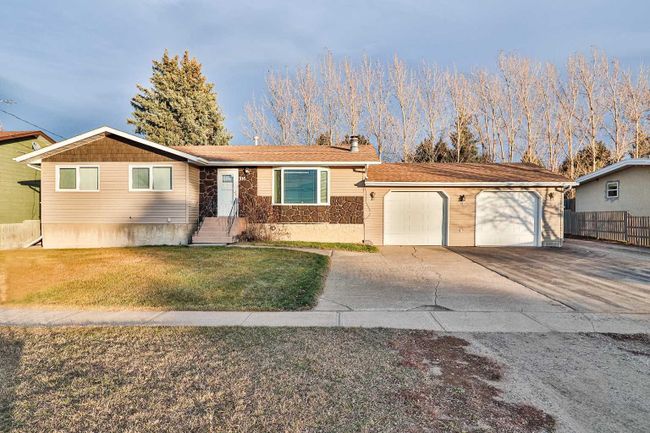 15 S 200 E, Home with 4 bedrooms, 2 bathrooms and 4 parking in Raymond AB | Image 2