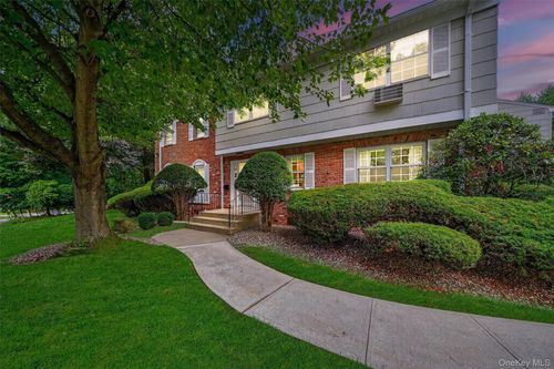 218 Doxbury Ln, Suffern, NY, 10901-7259 | Card Image