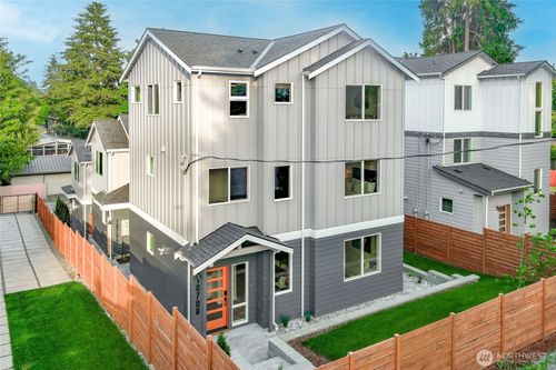 10702 Linden Ave N, Seattle, WA, 98133-8820 | Card Image