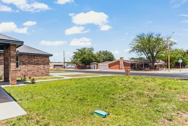 806 Sw 7 Th St, House other with 3 bedrooms, 2 bathrooms and 2 parking in Seminole TX | Image 25