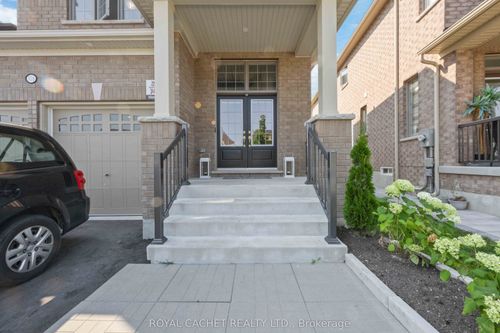 316 Windfields Farm Dr W, Oshawa, ON, L1L0M3 | Card Image