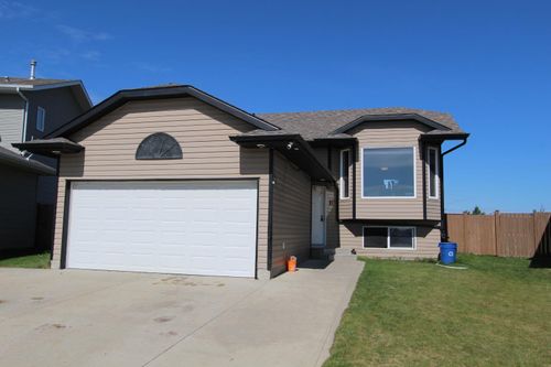 26 Wilkinson Cir, Sylvan Lake, AB, T4S2N7 | Card Image