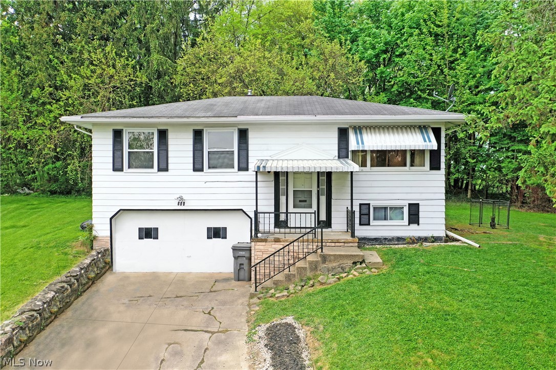 Laclede Ct, Youngstown, OH 44502