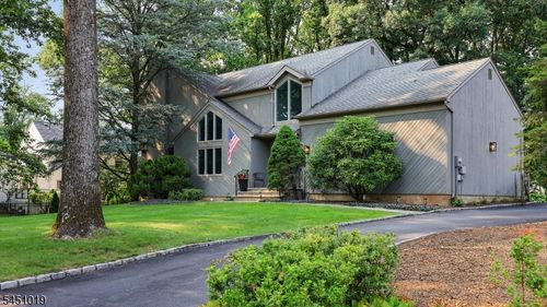 8 Cayuga Way, Basking Ridge, NJ, 07920-2668 | Card Image