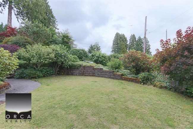 View of green lawn | Image 26