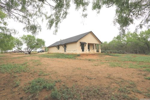 1186 10th St, Floresville, TX, 78114-2132 | Card Image