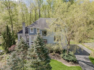 8105 Darbys Run, House other with 4 bedrooms, 3 bathrooms and null parking in Chagrin Falls OH | Image 3