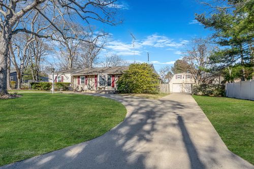 615 Spruce Ave, Sayville, NY, 11782-3324 | Card Image