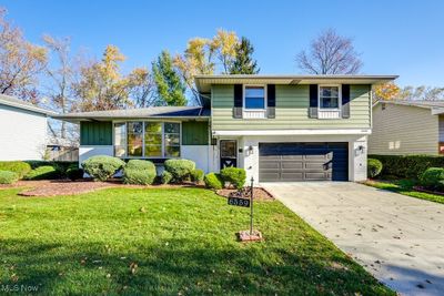 Split level home with a garage and a front yard | Image 2