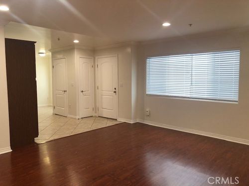 102-13525 Vanowen St, Van Nuys, CA, 91405-4324 | Card Image