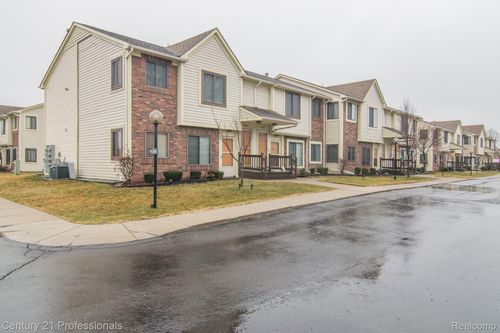 21-15818 Orchard Ln, Roseville, MI, 48066-2716 | Card Image