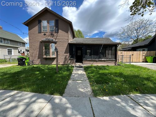 105 S Pine St, Fenton, MI, 48430-2141 | Card Image
