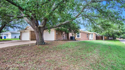 7600 Silveridge Dr, Fort Worth, TX, 76133-7412 | Card Image