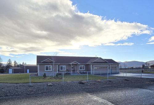 10809 Washburn Way, Klamath Falls, OR, 97603-8629 | Card Image