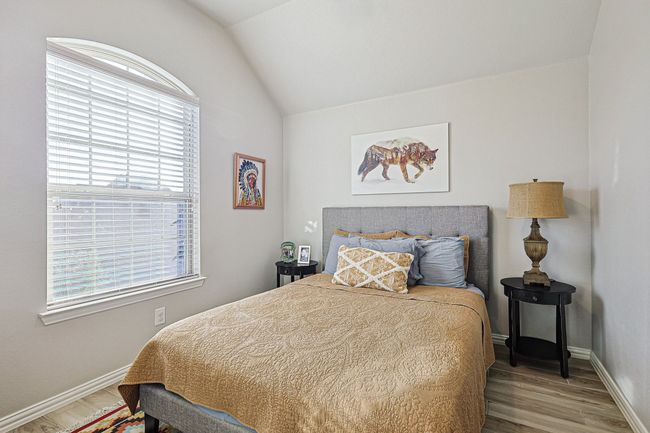 Secondary upstairs bedroom. | Image 27