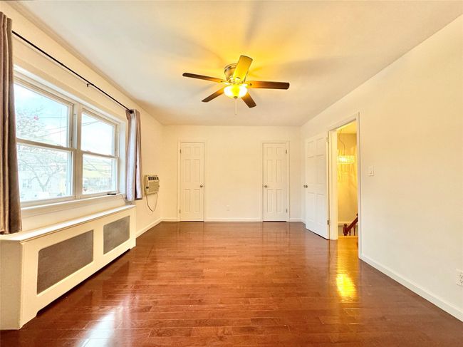 52 70 Th St, House other with 3 bedrooms, 2 bathrooms and 2 parking in Maspeth NY | Image 7