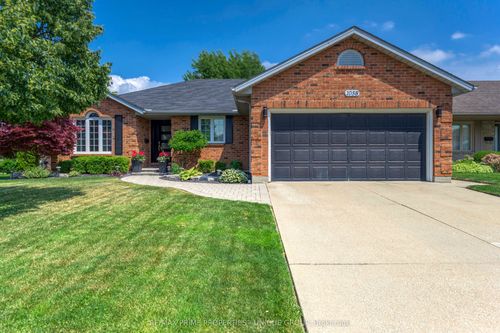 1058 Finch Dr, Sarnia, ON, N7S6A8 | Card Image