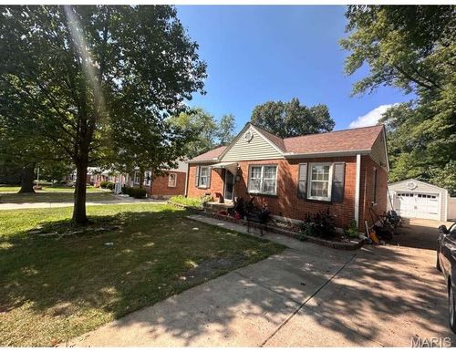 11 S Duchesne Dr, Florissant, MO, 63031-8111 | Card Image