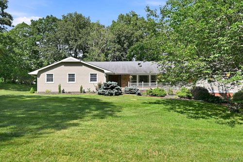 20 Williamsburg Dr, Northport, NY, 11768-2548 | Card Image
