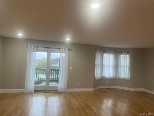 706 Willow Pond Dr, Riverhead, NY, 11901-7230 | Card Image