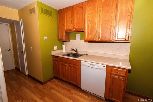 80-220 Aqueduct Dr, Walled Lake, MI, 48390-3610 | Card Image