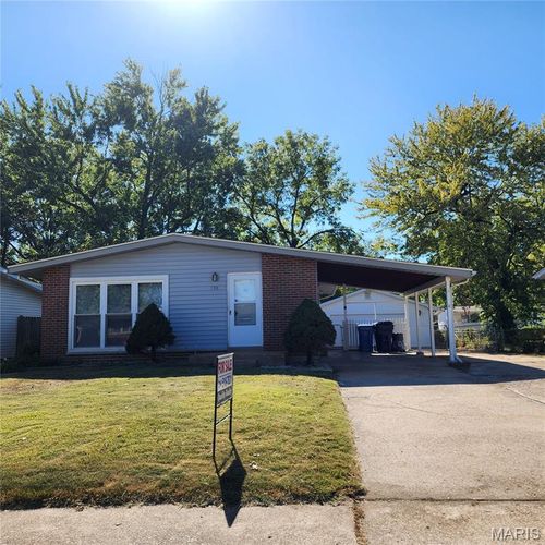 790 Manresa Ln, Florissant, MO, 63031-7238 | Card Image