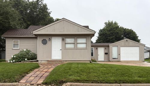 1005 M Ave, Grundy Center, IA, 50638-1121 | Card Image