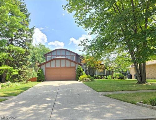 6771 Wood Creek Dr, Middleburg Heights, OH, 44130-3527 | Card Image