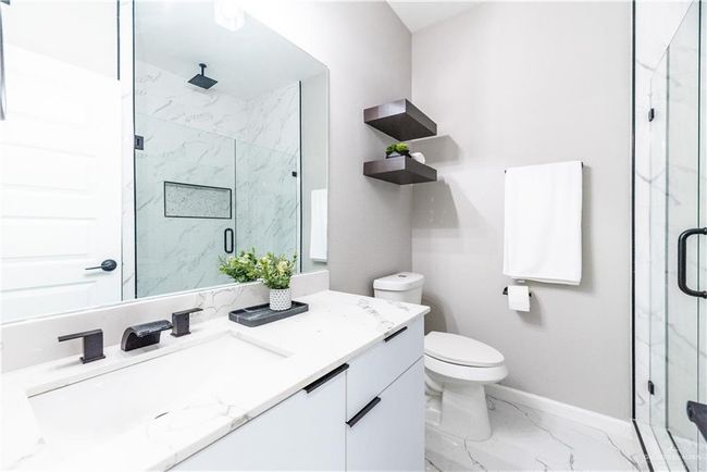 Gues Bathroom between bedrooms | Image 11
