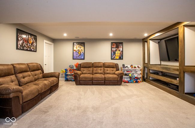 Carpeted with recessed lighting | Image 28