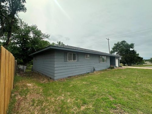 115 S Main St, Sharon, OK, 73857-9524 | Card Image