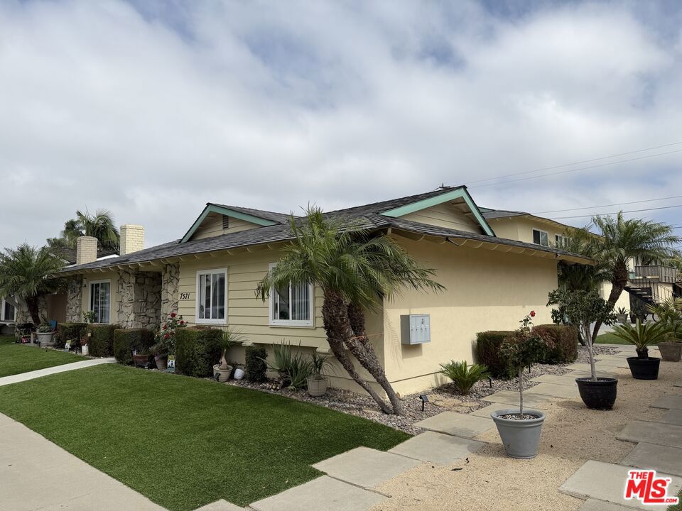7571 Amazon Dr, Huntington Beach, CA 92647