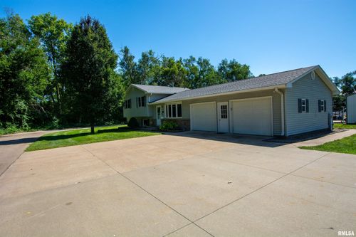 111 7th St, Camanche, IA, 52730-1629 | Card Image