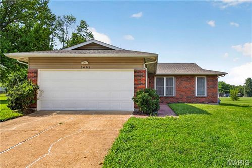 3689 Whispering Woods Dr, Florissant, MO, 63031-1155 | Card Image