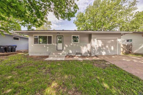 1917 Sw Crest Dr, Topeka, KS, 66604-3552 | Card Image