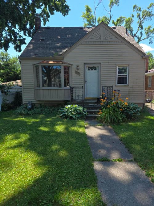 381 Clinton St, Wyandotte, MI, 48192-2656 | Card Image