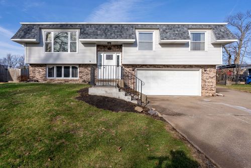 5644 Appomattox Rd, Davenport, IA, 52806-2352 | Card Image
