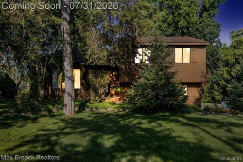 1580 Mercedes St, West Bloomfield, MI, 48324-3936 | Card Image