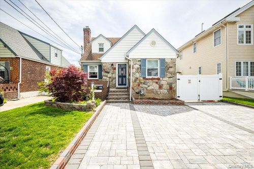 48 Hommell St, Valley Stream, NY, 11580-1633 | Card Image