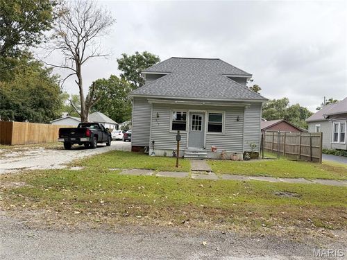 515 S Cedar St, Nokomis, IL, 62075-1611 | Card Image
