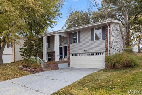 738 Village Wood Ct, Ballwin, MO, 63021-6148 | Card Image