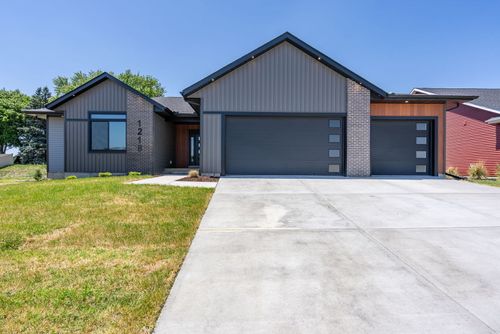 1218 S 2nd St, Eldridge, IA, 52748-1610 | Card Image