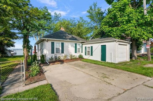 11346 E Shore Dr, Whitmore Lake, MI, 48189-9326 | Card Image