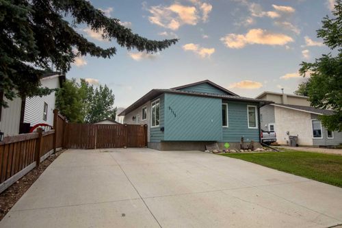 9715 69 Avenue, House with 4 bedrooms, 2 bathrooms and 4 parking in Grande Prairie AB | Card Image