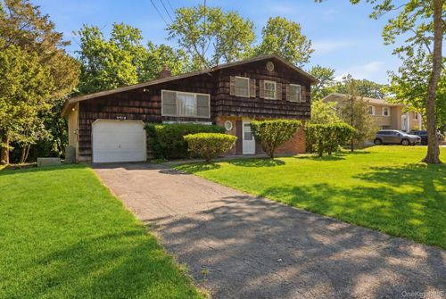 43 Village Lane, Islip, NY, 11788 | Card Image