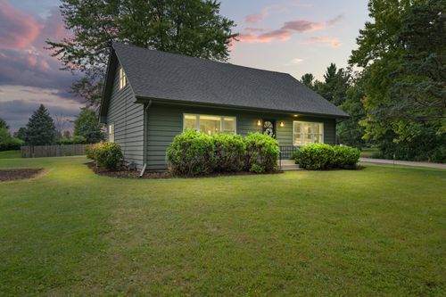 40w897 Brown Rd, St. Charles, IL, 60175-7973 | Card Image