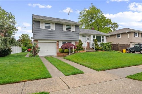 16 Bradley St, Plainview, NY, 11803-5904 | Card Image